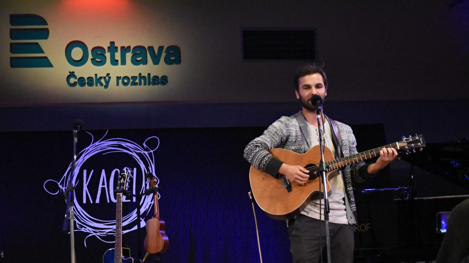 Host koncertu, slovenský písničkář Juraj Hnilica