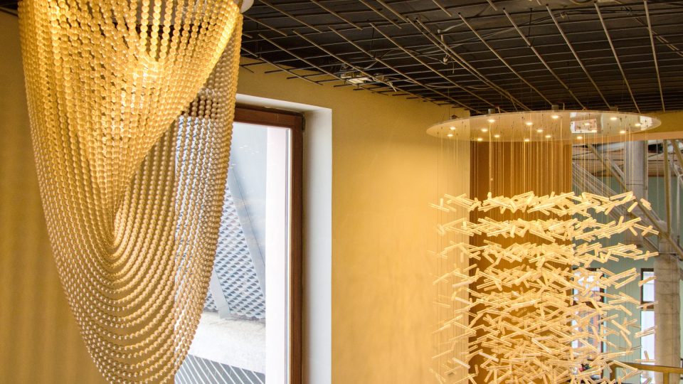 Vystavené jsou i krásné skleněné lustry | foto: Jaroslav Hoření, Český rozhlas Vystavené jsou i krásné skleněné lustry