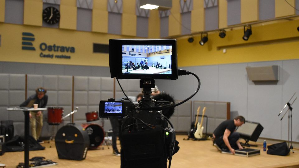 Muzikanty ve studiu snímá hned několik kamer