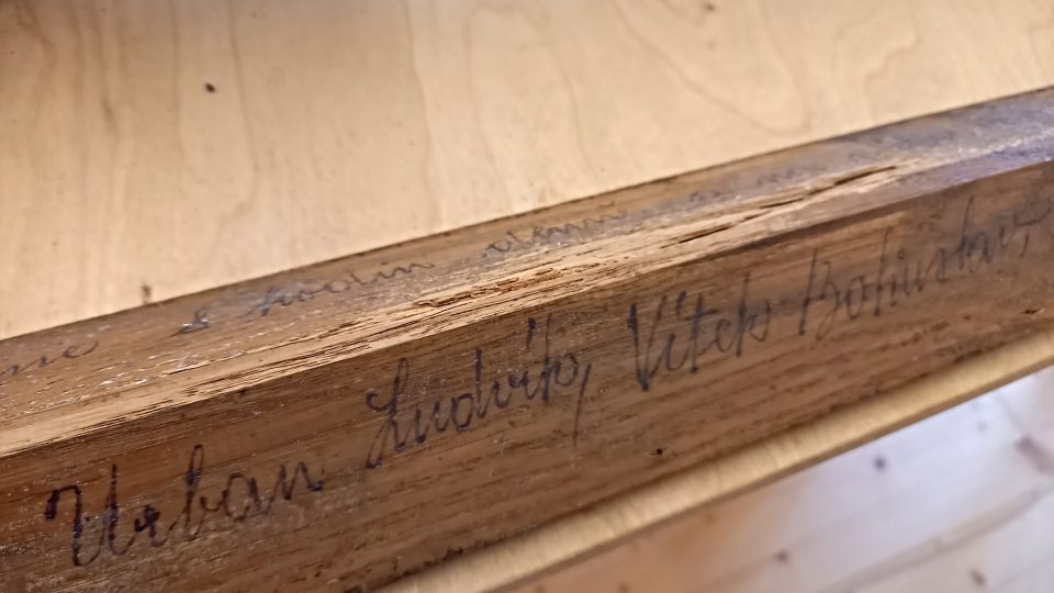 Artefakty se vzkazy někdejších řemeslníků o opravě kostela | foto: Petra Štrymplová, Český rozhlas Artefakty se vzkazy někdejších řemeslníků o opravě kostela