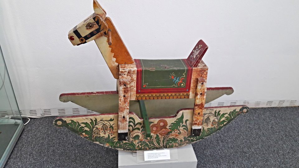 Dřevěný houpací koník oceněný v roce 1925 v Paříži. Podle návrhu Dušana Jurkoviče ho vyrobil frenštátský stolař František Kaděra