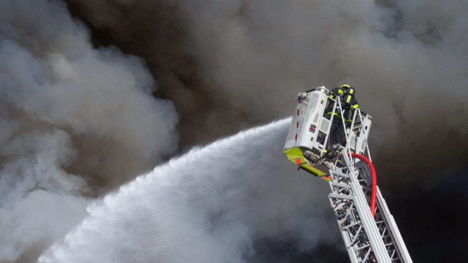 Zásah hasičů s pomocí výškové techniky