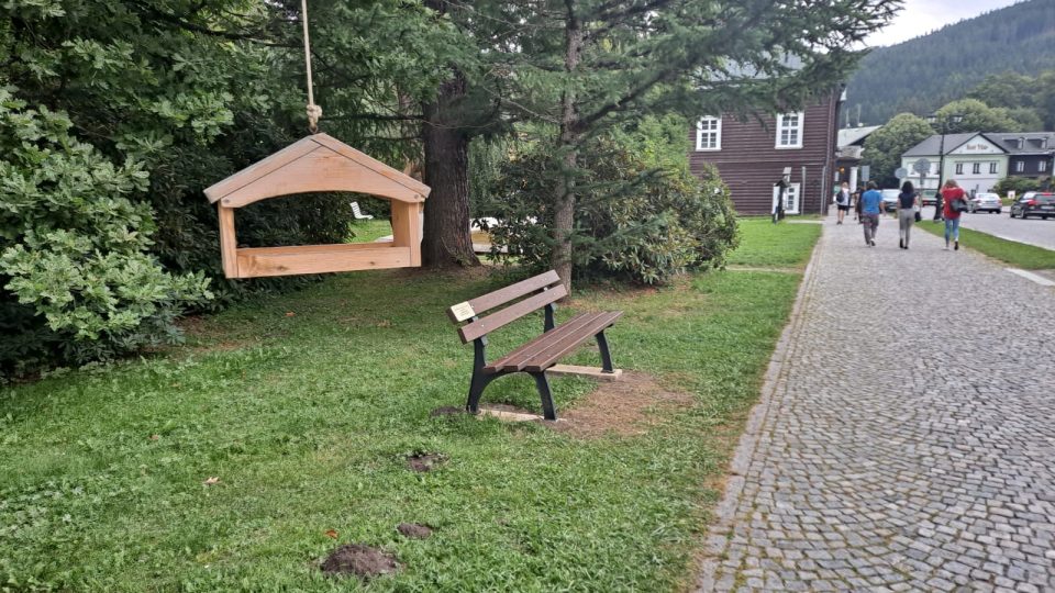 Podobných laviček s nápisy je v obci přes pět desítek
