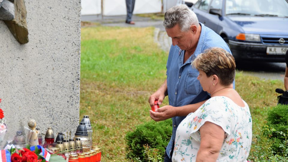 Strojvedoucí Jiří Šindelář zapaluje svíčku u pomníku obětem neštěstí z 8. 8. 2008