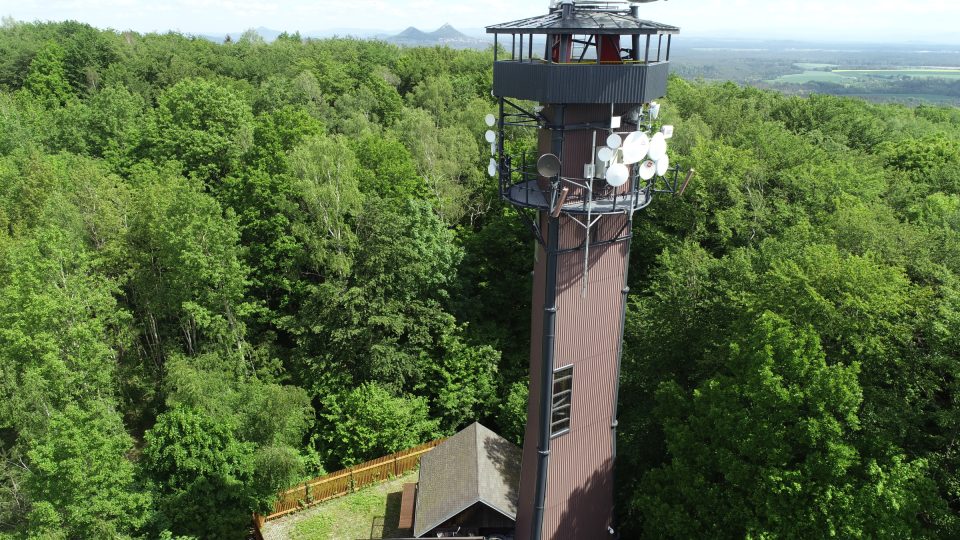 Rozhledna Vrátenská hora, na pozadí hrad Bezděz