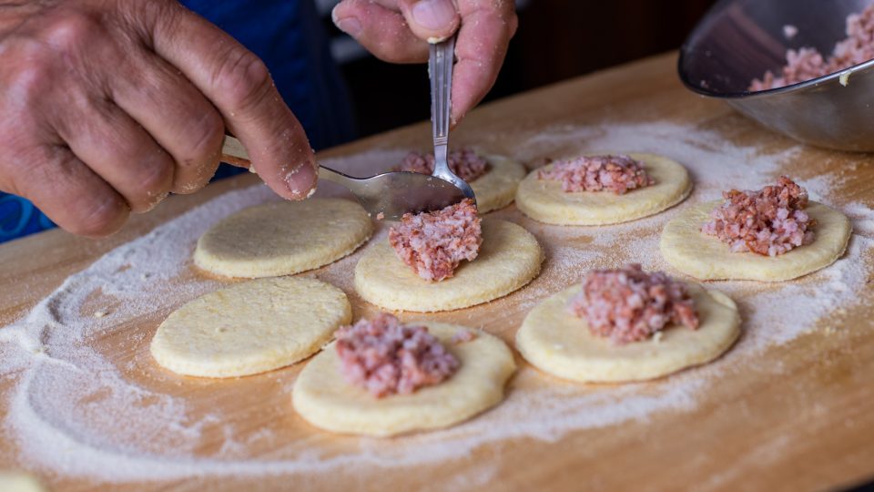 Z vyváleného těsta vykrajujeme kolečka, která plníme na střed