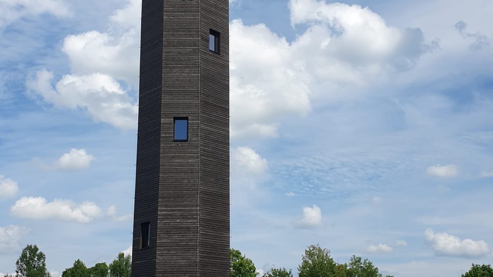 Věž tvoří šestiboký tubus