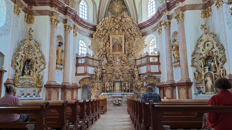 Interiér kostela Panny Marie Těšitelky