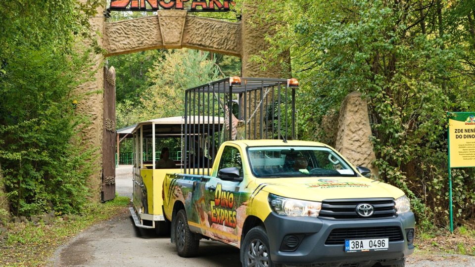 Jediná cesta do DinoParku vede přes ZOO Park Vyškov v centru města, odkud návštěvníky pravidelně vozí DinoExpres | foto: Zdeněk Truhlář, Český rozhlas Jediná cesta do DinoParku vede přes ZOO Park Vyškov v centru města, odkud návštěvníky pravidelně vozí DinoExpres