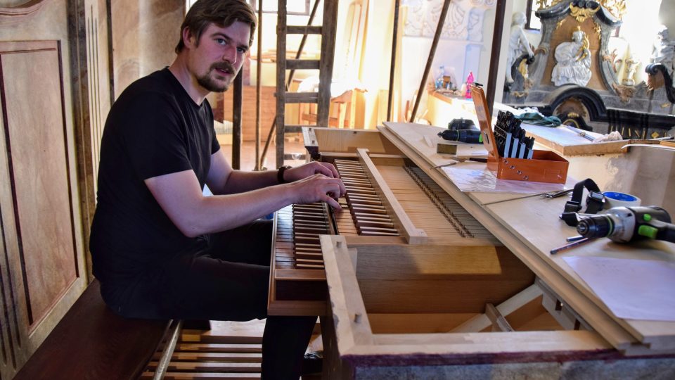 Martin Sturm hraje na ještě nedokončené varhany