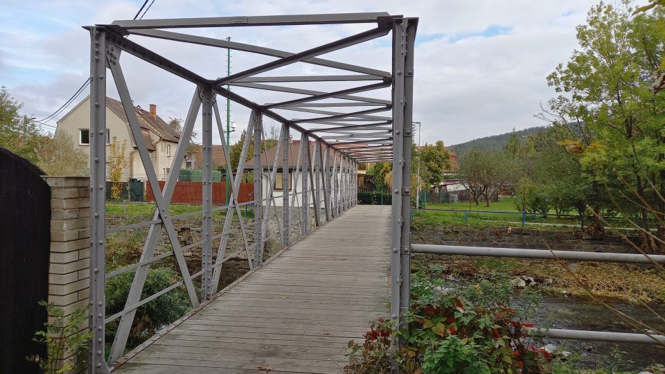 Železná Květinová lávka. Němcům se nepovedlo ji vyhodit do vzduchu a po ní se Sověti dostali do města