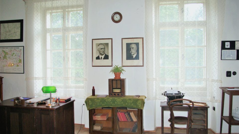 V kanceláři četnické stanice, která ctí dobovou autenticitu