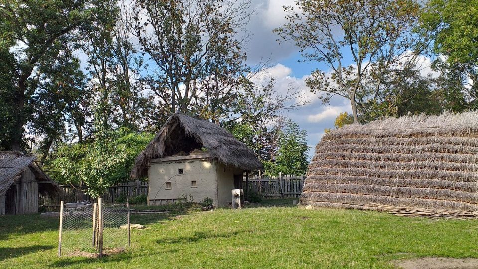 V Archeoskanzenu Březno se můžete vydat daleko proti proudu času do mladší doby kamenné