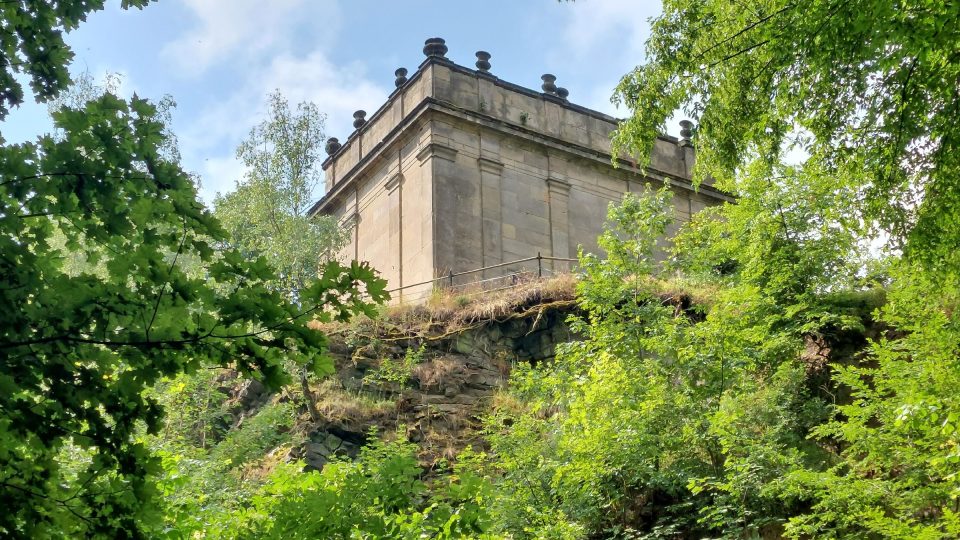 Kaple Loreta tone v zeleni | foto: Vladislava Wildová, Český rozhlas Kaple Loreta tone v zeleni