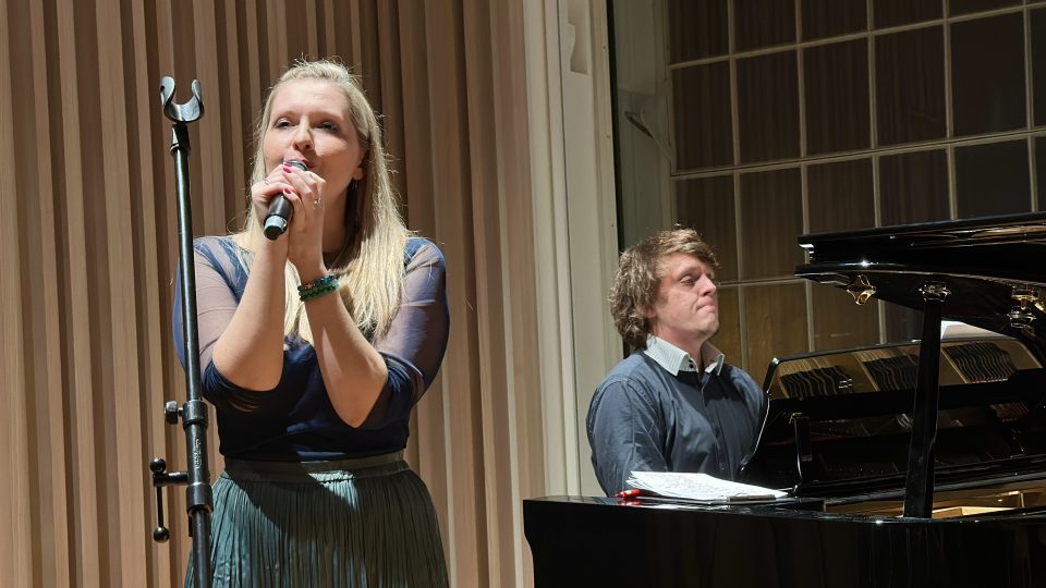 Nahrávka silvestrovských Záletů Aleny Zárybnické s moderátorkami pořadu Sama doma | foto: Zdeněk Novák, Český rozhlas Nahrávka silvestrovských Záletů Aleny Zárybnické s moderátorkami pořadu Sama doma