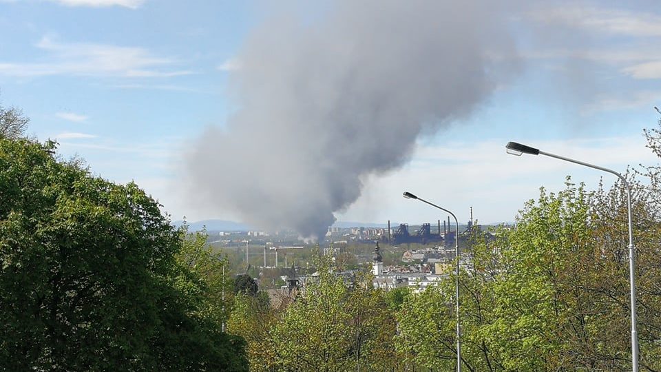 Oblak hustého kouře viděný ze Slezské Ostravy