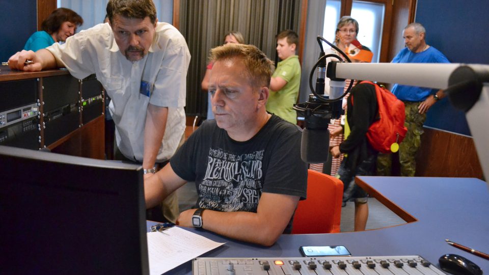 'IT boys' v akci - v úvodu bylo třeba doladit nějaké drobnosti, aby se z daného studia vůbec mohlo vysílat :) | foto: František Tichý 'IT boys' v akci - v úvodu bylo třeba doladit nějaké drobnosti, aby se z daného studia vůbec mohlo vysílat :)
