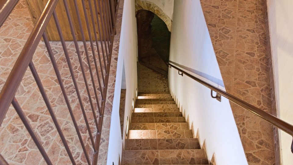 Do podzemí vede několik schodů. Po levé straně schodiště si lze všimnout výklenku, kterým je možné nahlédnout do obilné jámy | foto: Zdeněk Truhlář, Český rozhlas Do podzemí vede několik schodů. Po levé straně schodiště si lze všimnout výklenku, kterým je možné nahlédnout do obilné jámy
