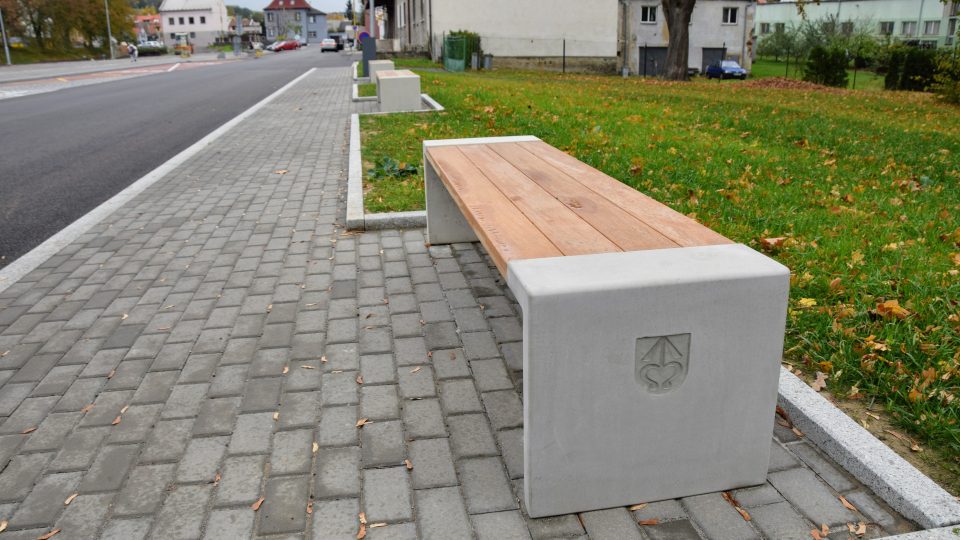 Přibyly nové lavičky se znakem města