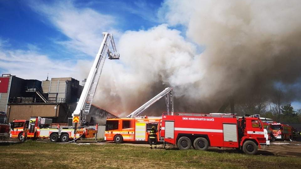 U požáru zasahuje přes 30 jednotek hasičů