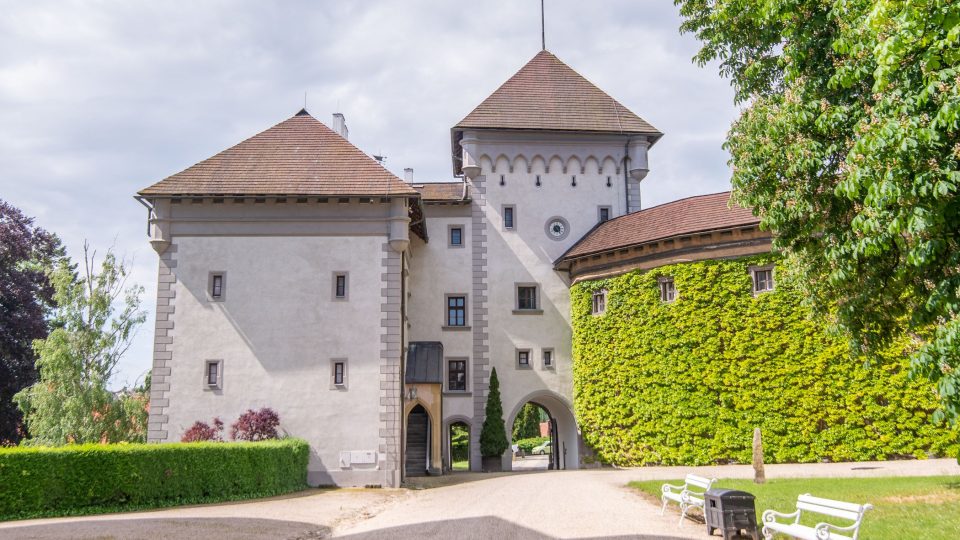 Původní hrad byl postaven kolem roku 1230. Je to jeden z nejstarších kamenných šlechtických hradů na Moravě. Románsko-gotický hrad byl v 16. století přestavěn na renesanční zámek | foto: Martin Čuřík Původní hrad byl postaven kolem roku 1230. Je to jeden z nejstarších kamenných šlechtických hradů na Moravě. Románsko-gotický hrad byl v 16. století přestavěn na renesanční zámek