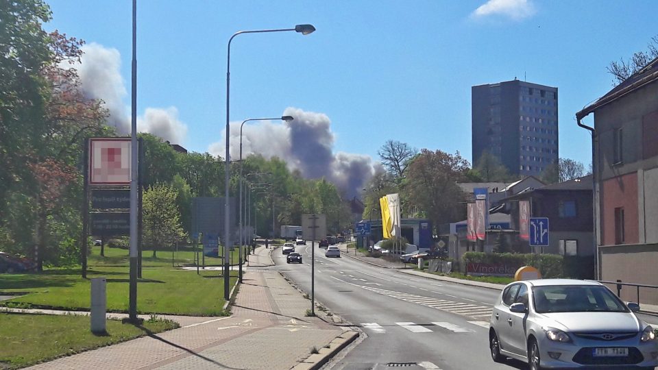 Kouř z požáru zahalil i část Mariánských Hor