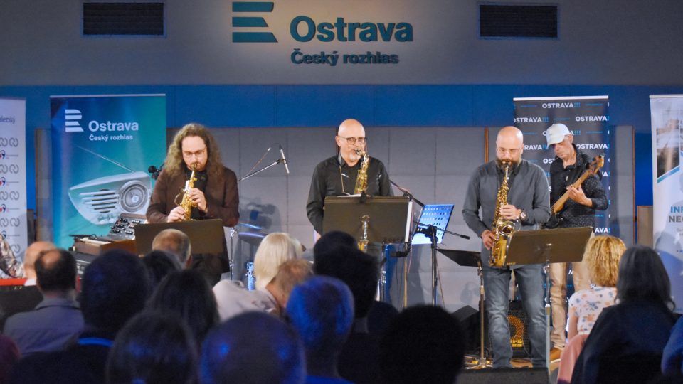 Saxofony v popředí (zleva: Michal Žáček, Jiří Halada a Jan Tengler)
