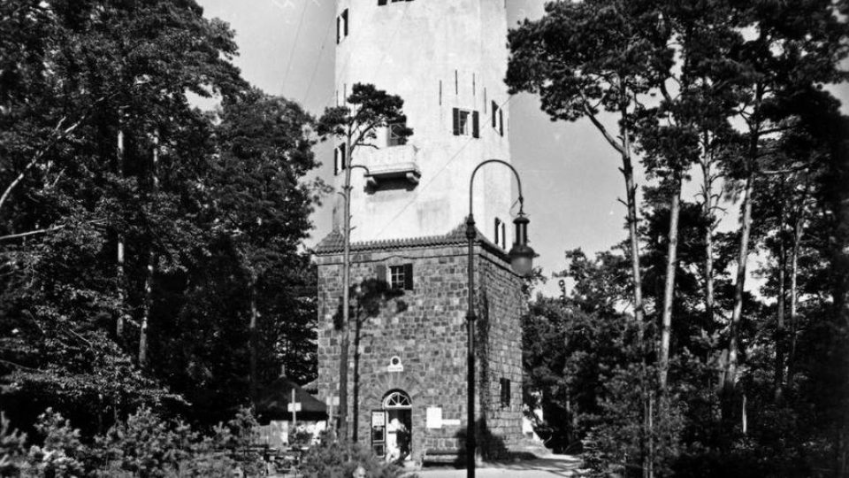 Pozemní lanová dráha Diana v Karlových Varech a její mezistanice "Jelení skok" na fotografii z dvacátých let 20. století. Lanovka byla postavena v letech 1911 až 1912. V době zprovoznění byla nejdelší lanovkou v Rakousko-Uhersku. Je dlouhá 417 metrů