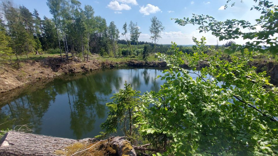 Srnský lom byl kdysi obklopený lesem, těžba ráz krajiny změnila | foto: Tereza Brázdová, Český rozhlas Srnský lom byl kdysi obklopený lesem, těžba ráz krajiny změnila