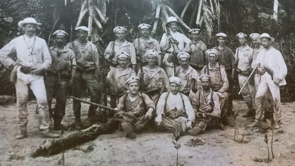 skupinové foto příslušníků námořní pěchoty a vědeckých pracovníků vyloděných na ostrově Guadalcanal