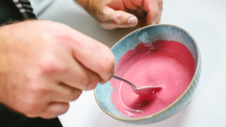 Růžová poleva je připravená | foto: Jana Volková Růžová poleva je připravená