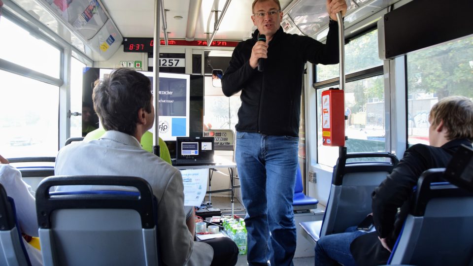 Martin Penhaker z VŠB-TU Ostrava zahajuje konferenci v tramvaji