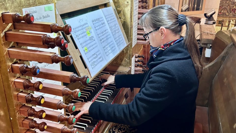 Lucie Gerra Žáková u svých "domovských" varhan v Cuence