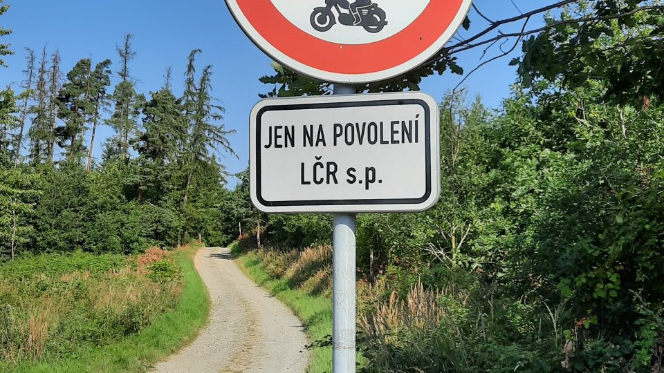 Před začátkem stezky se dá zaparkovat, pak už ale musíte po svých | foto: Iva Havlíčková, Český rozhlas Před začátkem stezky se dá zaparkovat, pak už ale musíte po svých