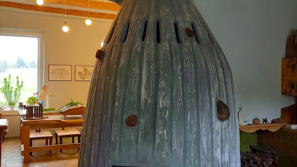 Netradiční kachlová kamna ve tvaru velryby