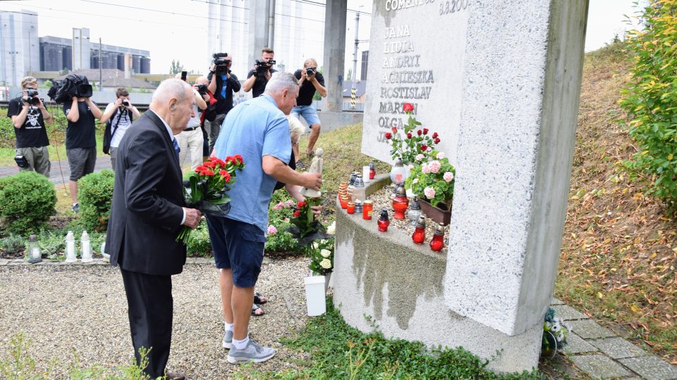 Autor pomníku Miroslav Rybička (v obleku) a strojvedoucí Jiří Šindelář pokládají svíčky a květiny na památku obětí nehody