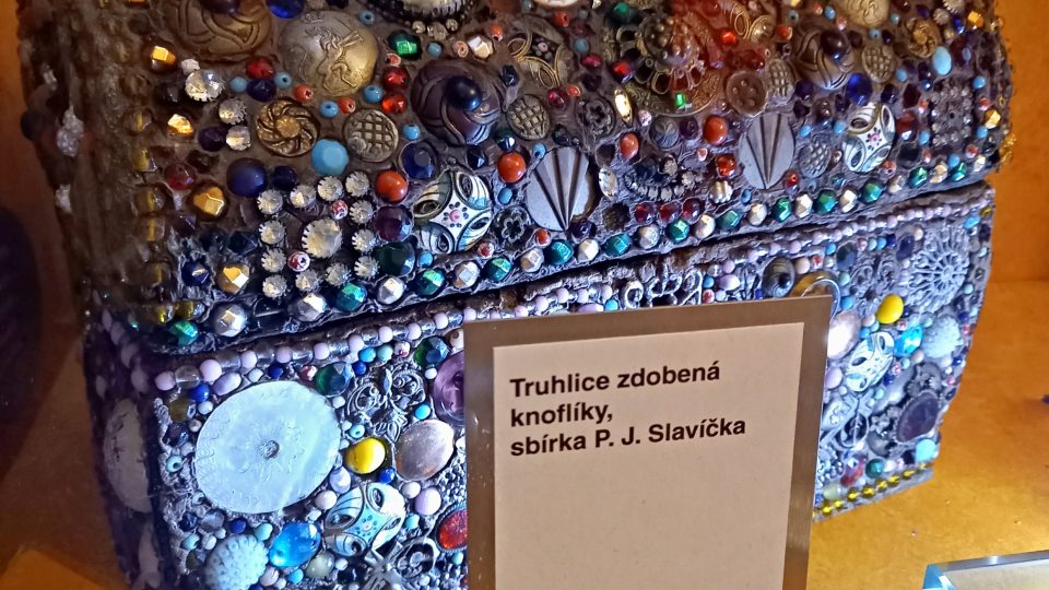 Ze Slavíčkových sbírek je také truhlice zdobená knoflíky | foto: Petra Štrymplová, Český rozhlas Ze Slavíčkových sbírek je také truhlice zdobená knoflíky