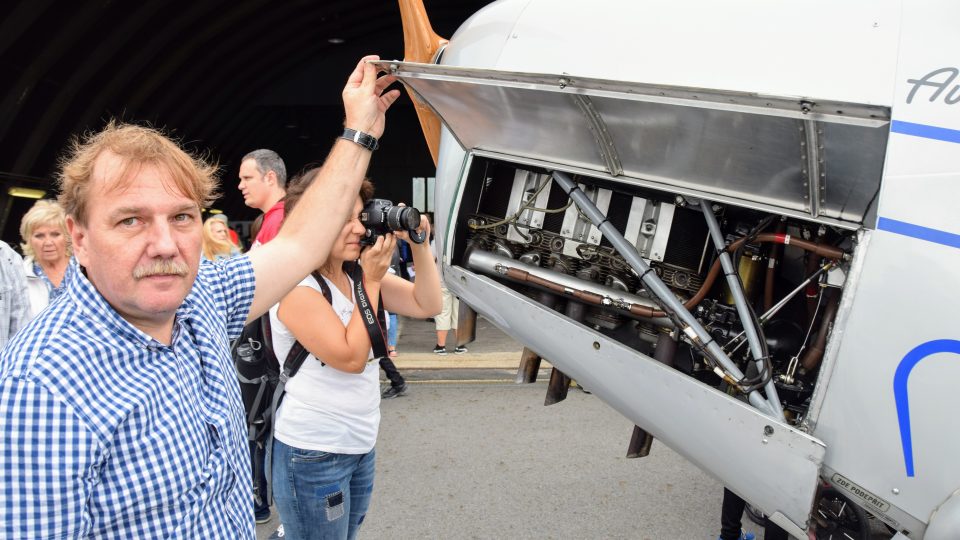 Jiří Sklendář u motoru letadla Tatra T-101.2 OK-TAO