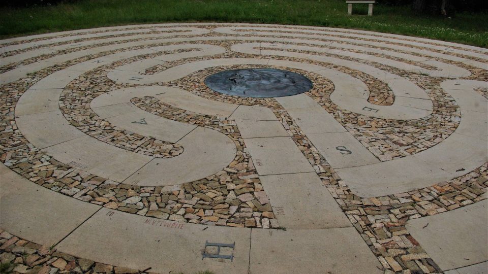 Kamenný kruhový památník Komenskému blízko polské hranice