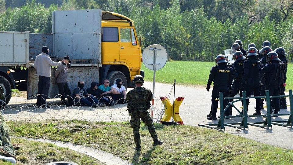 K demonstrantům přijela policejní jednotka