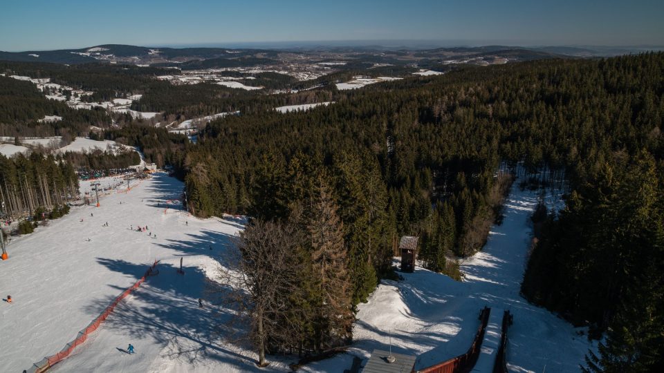 Bývalý skokanský můstek přestal svému účelu sloužit před necelými třiceti lety