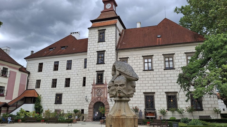 Kašnu na nádvoří třeboňského zámku zdobí schwarzenberský erbovní znak odkazující na porážku tureckých vojsk