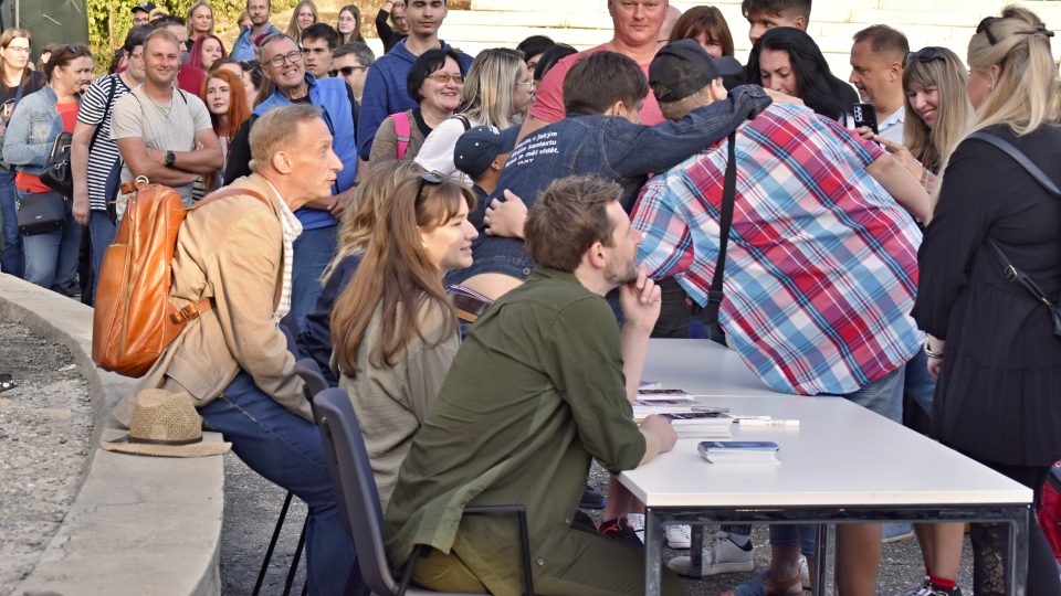 Autogramiáda k ostravské předpremiéře filmu Vlny