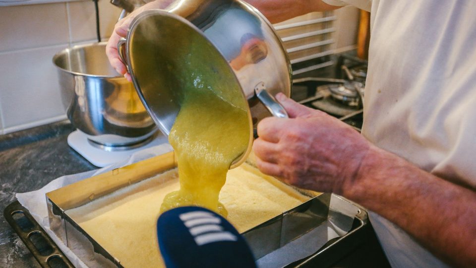 Rozmixovanou uvařenou rebarboru nalejeme na upečený piškot