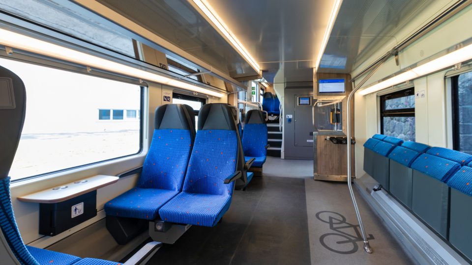 Ve vlaku jsou také místa pro kola, kočárky i vozíčkáře