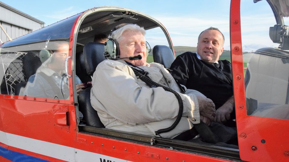 Pořádně utáhnout pásy, nasadit sluchátka a pilot Martin Ryž už může připravit letadlo k letu