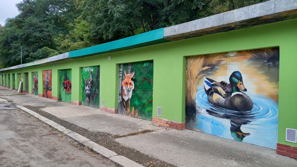Garáže dostaly nový kabát a vrata svěží graffiti s místní faunou | foto: Petra Štrymplová, Český rozhlas Garáže dostaly nový kabát a vrata svěží graffiti s místní faunou