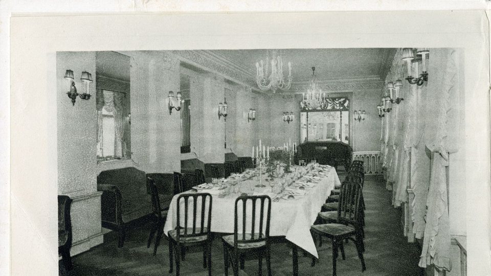 Prospekt Grandhotelu Šroubek, Zrcadlový sál, kolem 1930. Sbírka MMP | foto: Muzeum hlavního města Prahy Prospekt Grandhotelu Šroubek, Zrcadlový sál, kolem 1930. Sbírka MMP