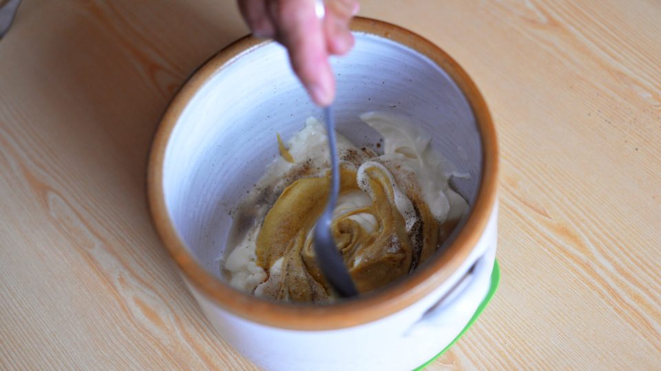 Přidáme 1 lžičku soli, ½ lžičky mletého pepře, 1 lžíci cukru, zakapeme worcestrem a dle chuti přidáme 3 lžíce plnotučné hořčice | foto: Martin Čuřík Přidáme 1 lžičku soli, ½ lžičky mletého pepře, 1 lžíci cukru, zakapeme worcestrem a dle chuti přidáme 3 lžíce plnotučné hořčice