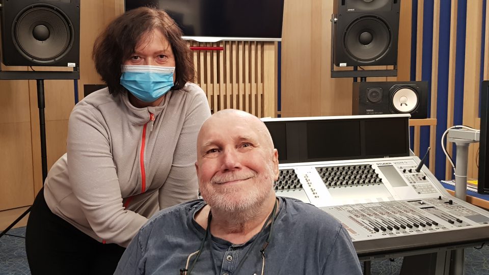 Eva Lenartová a Milan Švihálek během natáčení pětidílné četby k 65. výročí ostravské televize | foto: Vojtěch Dluhý, Český rozhlas Eva Lenartová a Milan Švihálek během natáčení pětidílné četby k 65. výročí ostravské televize